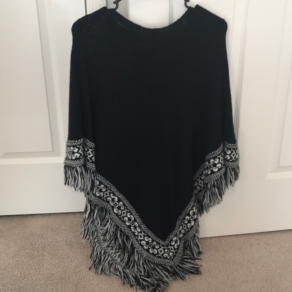 Black & White Frayed-end poncho